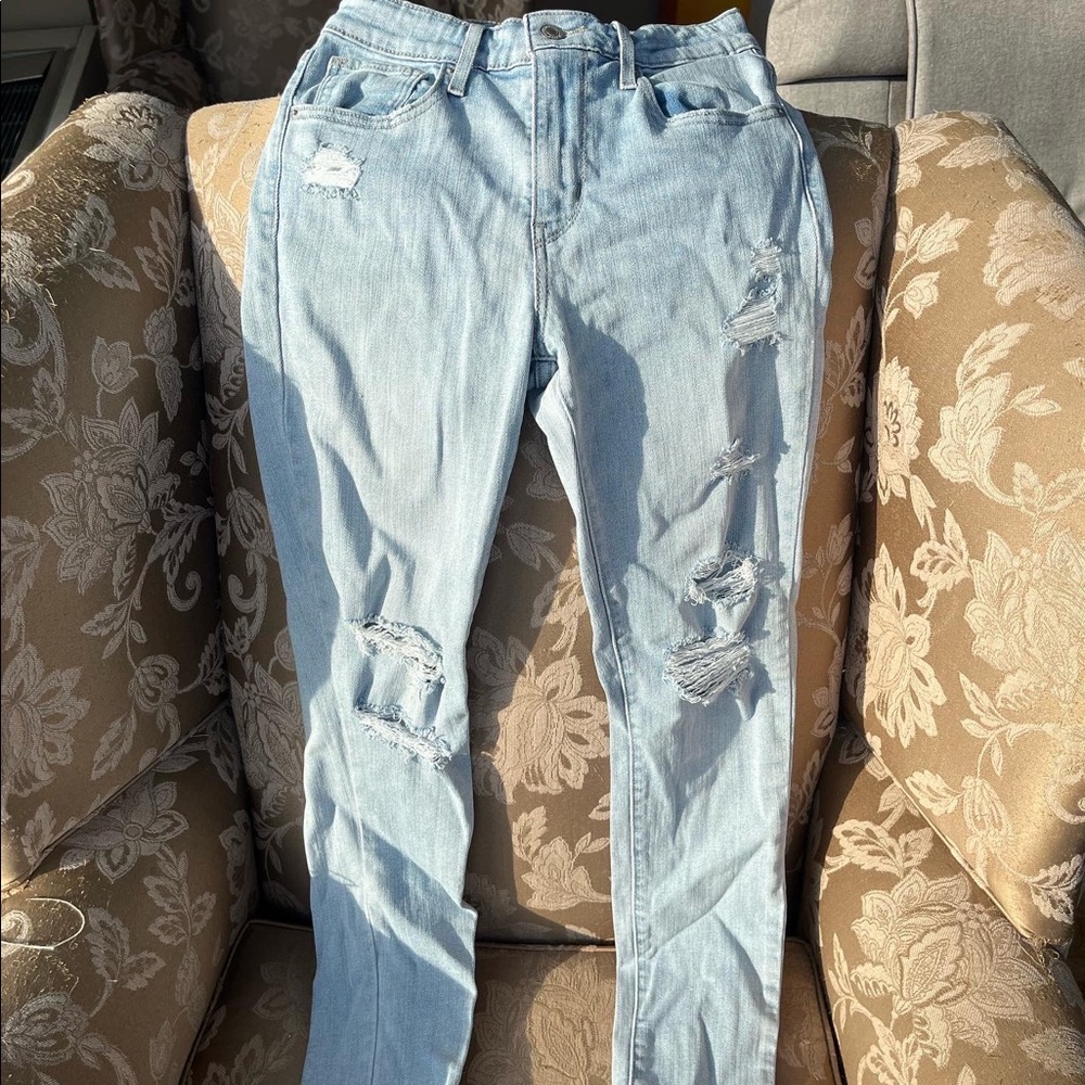 Really cute light wash - Levi’s high rise skinny jeans!!! Perfect for anything!!